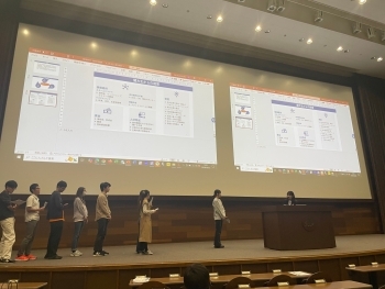 壇上に並ぶ学生から質問を受ける御所園講師。