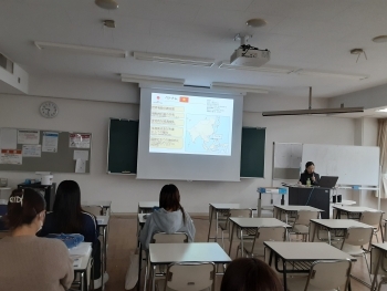 ライブ配信でのODA出前講座に参加する学生たち。