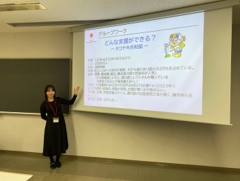 グループワークの説明を行うインクラン講師。