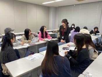四天王寺大学の学生がグループで課題を話し合う様子。