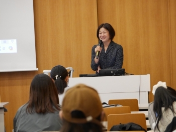 「日本の開発協力 民間企業との連携を中心に」のテーマで、説明をする国際協力局開発協力総括官室の田中紀子 課長補佐