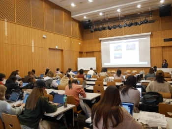 ODA出前講座を受けている津田塾大学の学芸学部国際関係学科を中心とする学生さんの様子