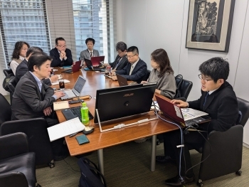 会場参加者とオンライン参加者向けに説明を行う三谷企画官。