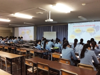 教室で受講する生徒の様子。