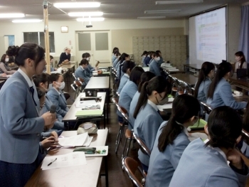講師に質問を行っている様子。