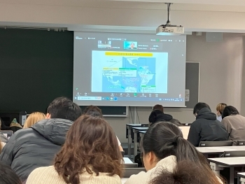 スライド資料を前に、講座を受ける学生の様子。