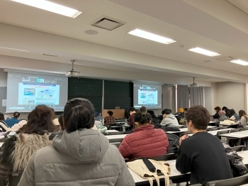 ライブ配信で日本の開発協力を説明する塚崎講師。