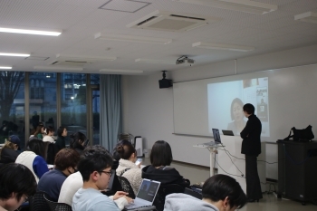 教室内でオンライン講座を受講する熊本大学の学生たち。