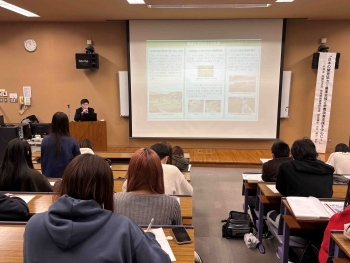 水口講師の話を聞きながらメモを取る東海学院大学の学生たち。
