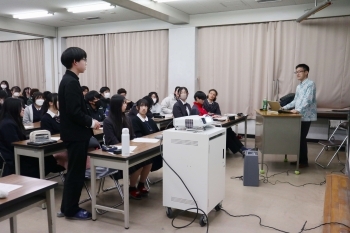 生徒からの質問を受ける様子。