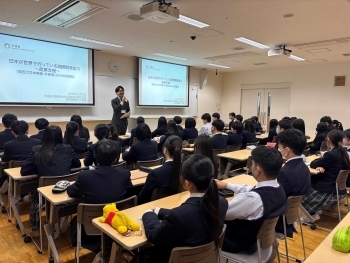 座って講師の話を聞く関西大学中等部の生徒たち。