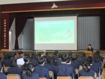 演壇でお話をする講師の様子。