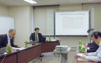 会員の皆様に向かってお話する五十嵐講師。