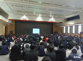 ODA出前講座に参加する高松高校の生徒たち。