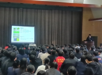 壇上でお話する田上講師。