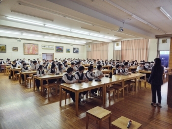 メモを取りながら山本講師の話を聞く生徒たち