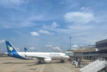 ラオス・ビエンチャンのワッタイ空港にラオス航空の機体がとまっている様子