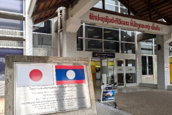 ラオス・ビエンチャンのワッタイ空港外の、日本とラオスの国旗が並べられている石碑。