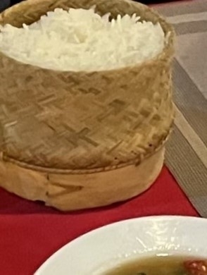 竹を編んだ小ぶりのかごに蒸した餅米(カオニャオ）が入っている様子。