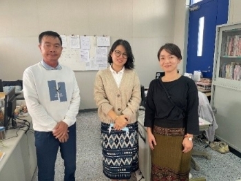 配属先の同僚と澤田隊員が事務所で記念撮影をしている様子