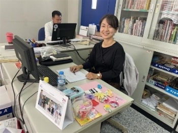 澤田隊員がデスクに座っている様子