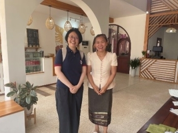 遠藤隊員と絹の商品を扱っているお店の方