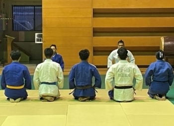 ナショナルチームの柔道選手が練習前に正座をして挨拶をしている様子