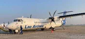 ラオス航空のサワナケート行き小型プロペラ機