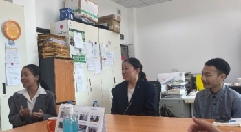 駒隊員とボランティアの先生2人が話している様子