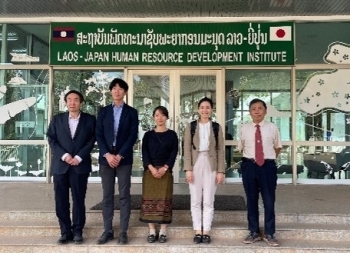 日本センターの入り口で日本センター所長、JICA専門家、大使館員、澤田隊員、子田で記念撮影をしている様子