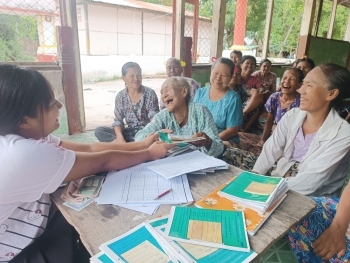 笑顔で融資を受け取るおばあさんの姿
