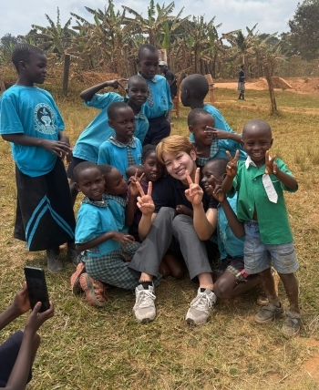 子供たちに囲まれピースをして写真に写るゆうとさん