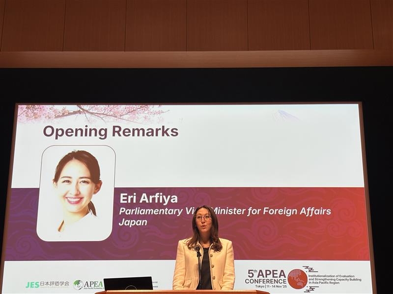 Parliamentary Vice-Minister Eri is delivering her speech on the stage