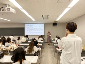 学生からの質問を受ける様子。