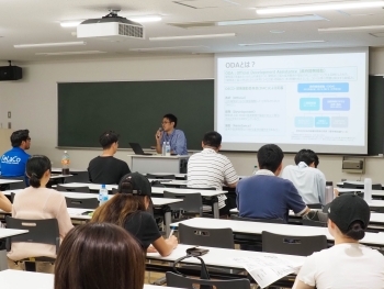 門脇首席事務官の説明を受ける学生の様子。