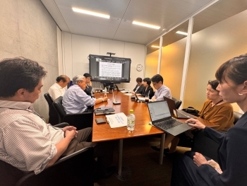 講師の説明を受ける参加者の様子。