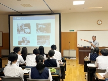 ベトナムでの支援事例の説明を受ける生徒の様子。