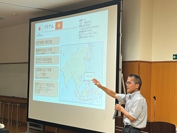 資料を用いてベトナムにおける日本のODAを説明する中村課長補佐の様子。