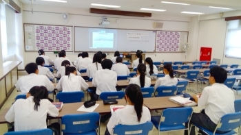 ライブ配信でODA出前講座に参加する生徒たちの様子。