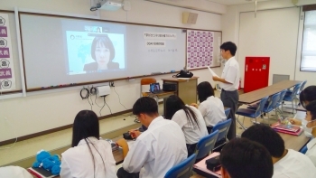 生徒がオンラインで講師に質問している様子。