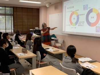 スクリーンの前で説明を行う竹中講師。