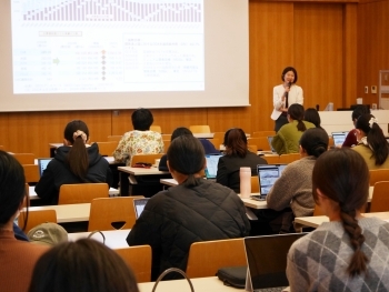 大学の講義室で、講師がスライドを用いながらODAについて説明している様子。