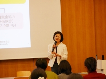 学生が着席し、講師の話に耳を傾けながら講義を受講している様子。