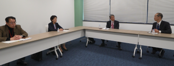 L字型のテーブルに座る左から村岡　敬一　元ODA評価室長、石田　洋子　アジア太平洋評価学会（APEA）会長、広島大学副学長、牟田 博光　（一財)国際開発センター理事長、東京工業大学名誉教授、新井和久外務省ODA評価室長