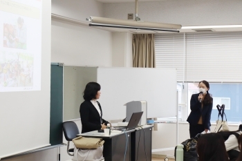 ベトナムでの支援事例を示す資料を用い、日本の開発協力について説明する講師の様子。