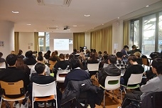 オンライン配信で実施されたODA出前講座に参加し、講師の説明に耳を傾ける熊本大学の学生の様子。