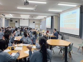 久保講師がスライドを用いてODAの具体的な事例を説明している様子。