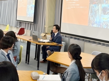 講師の話に耳を傾け、メモを取りながら受講している教室内の様子。