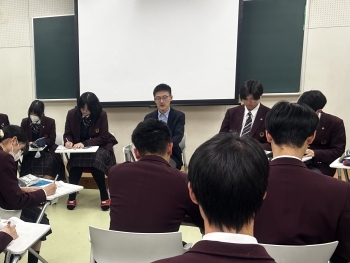 講師を囲み、生徒たちが意見交換や質問を行っている様子。