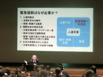 講師が会場にて、スライドを用いながら講義を実施している様子。